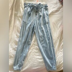 Women’s American Eagle baggy jeans with button detail and bow!